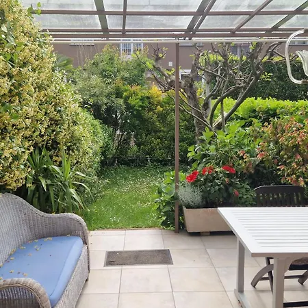 Stanza In Con Giardino בית אירוח