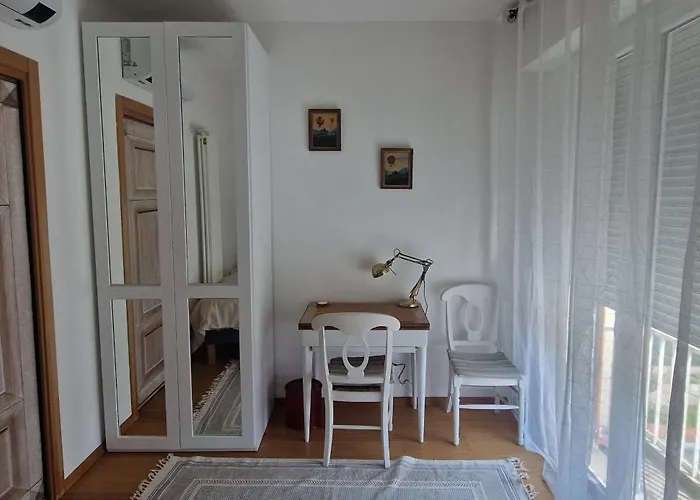 Stanza In Con Giardino Δωμάτια σε οικογενειακή κατοικία *